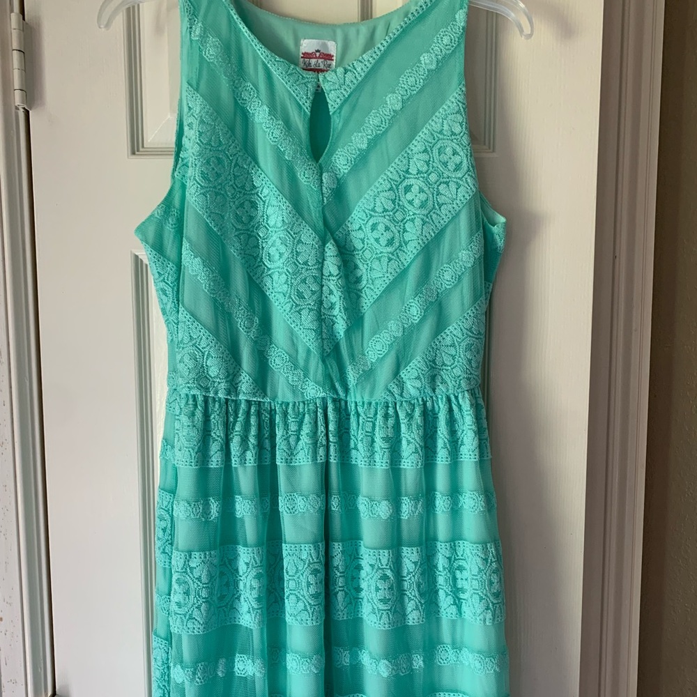Sleeveless lace dress